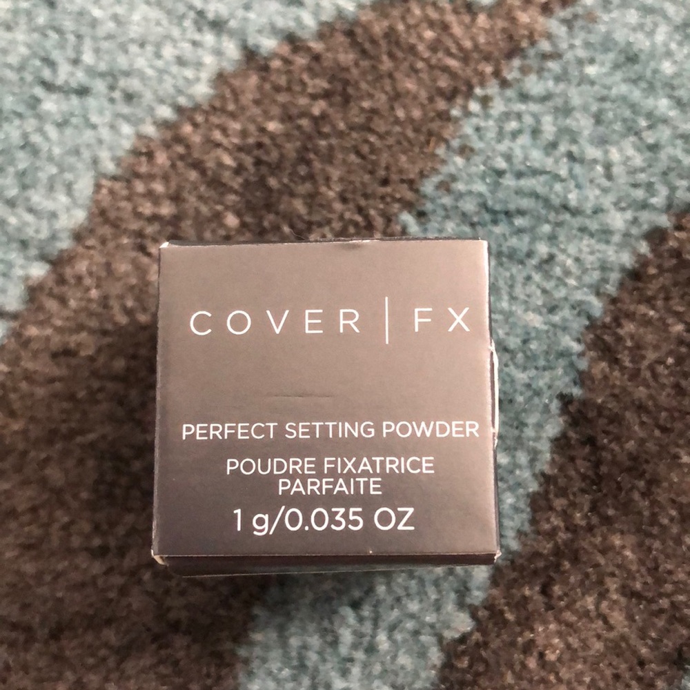 Mini Cover FX setting powder. Translucent.